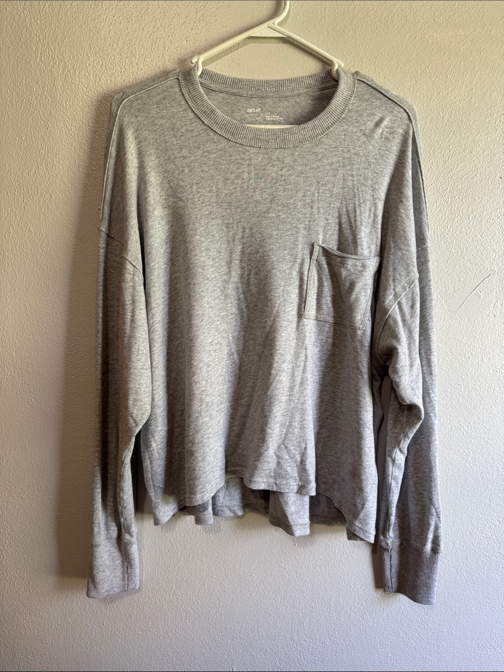 Light Gray aerie Women’s Cropped Long-Sleeve Pocket Top